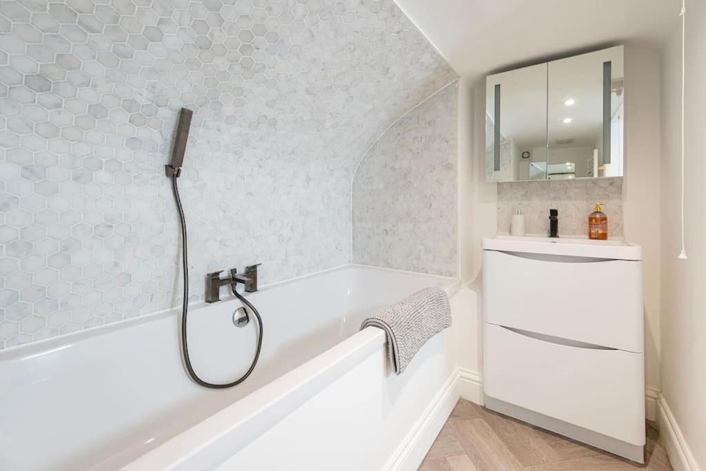 Spacious Apartment - 5 Minutes Walk To Bath Abbey 外观 照片