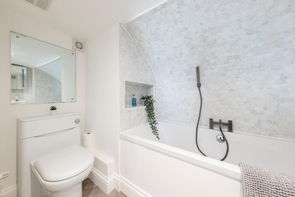 Spacious Apartment - 5 Minutes Walk To Bath Abbey 外观 照片